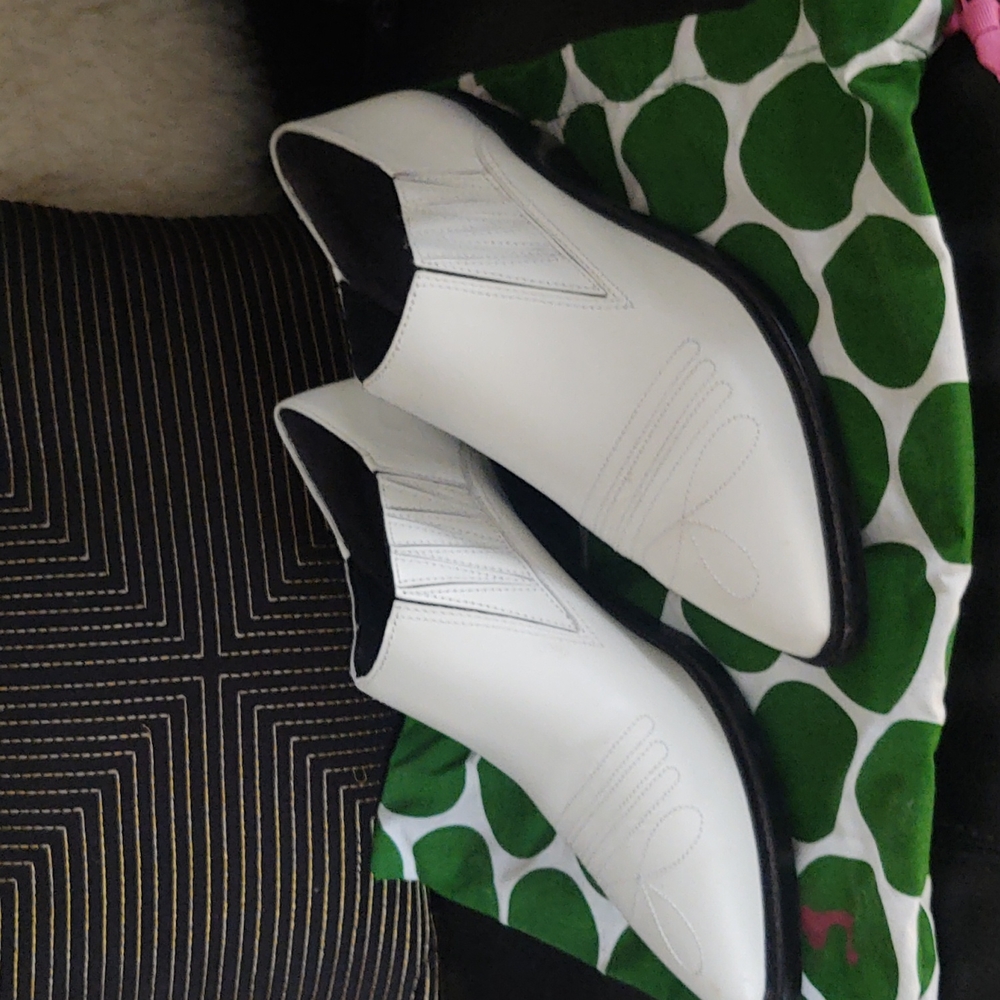 Gianni Bini white booties